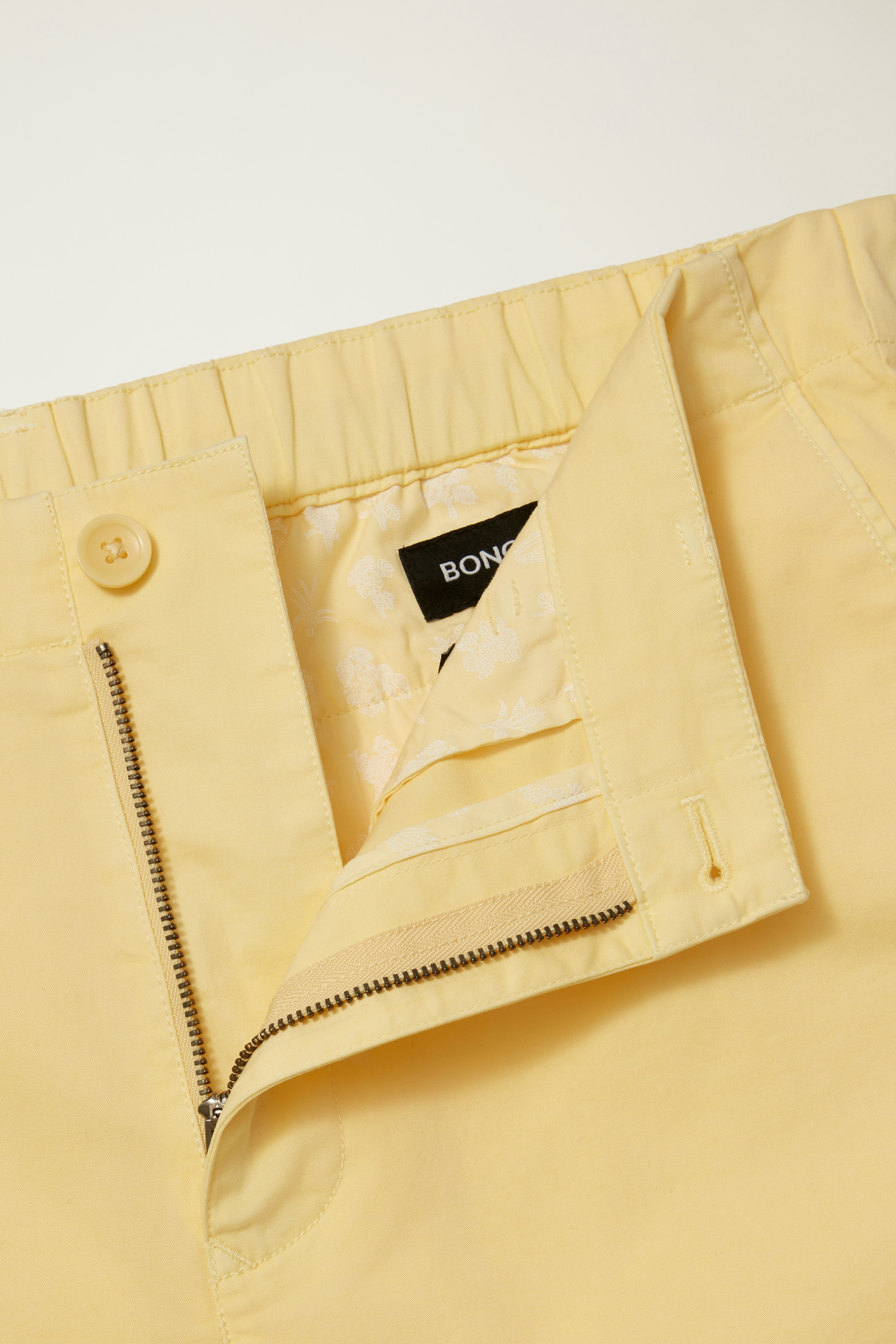 Lightweight Chino Short daffodil yellow